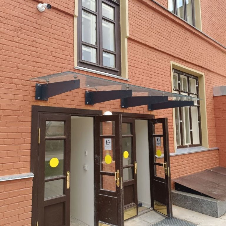 Стеклянные козырьки на консолях из металла